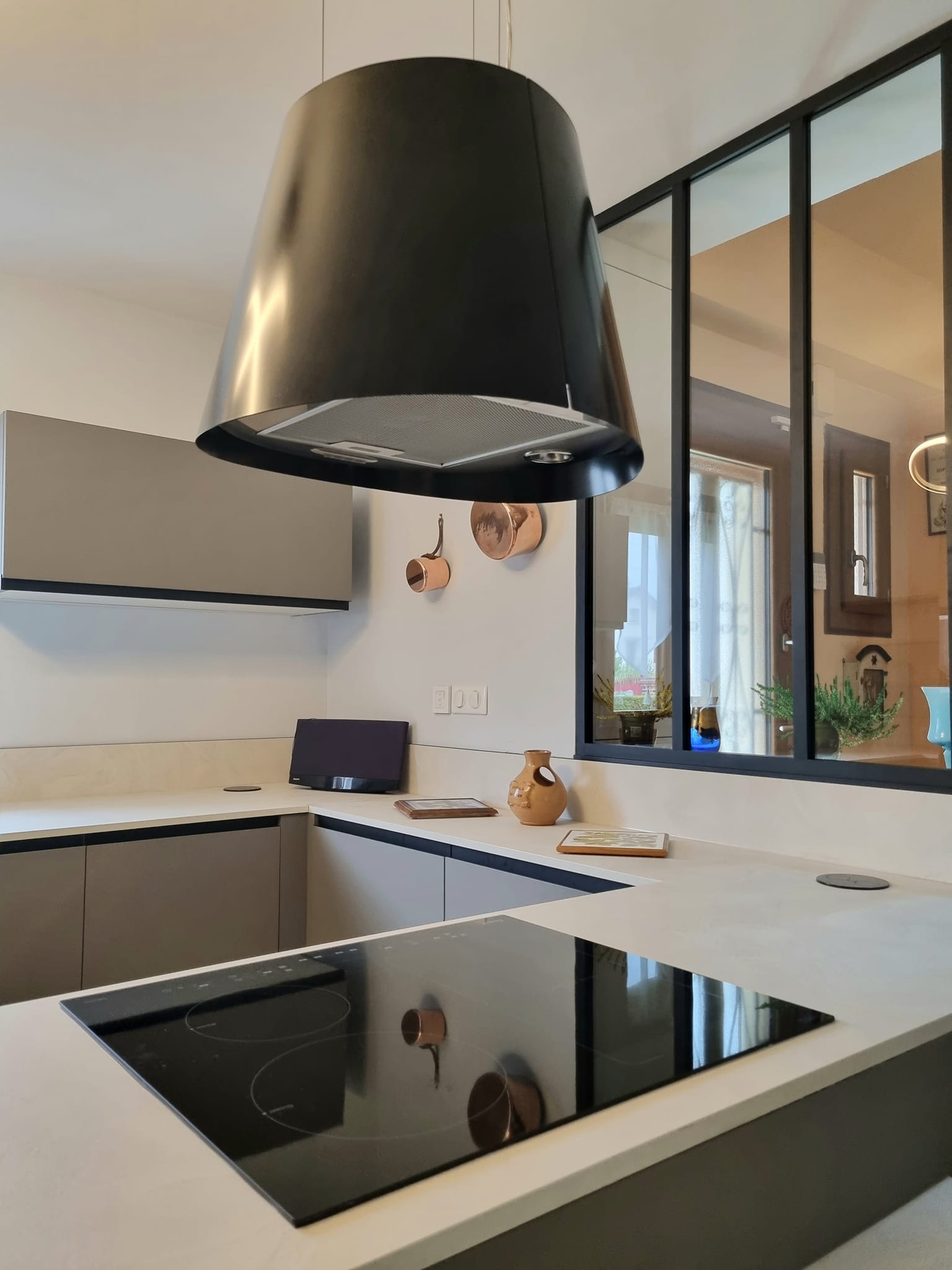 Cuisine grise avec verrière