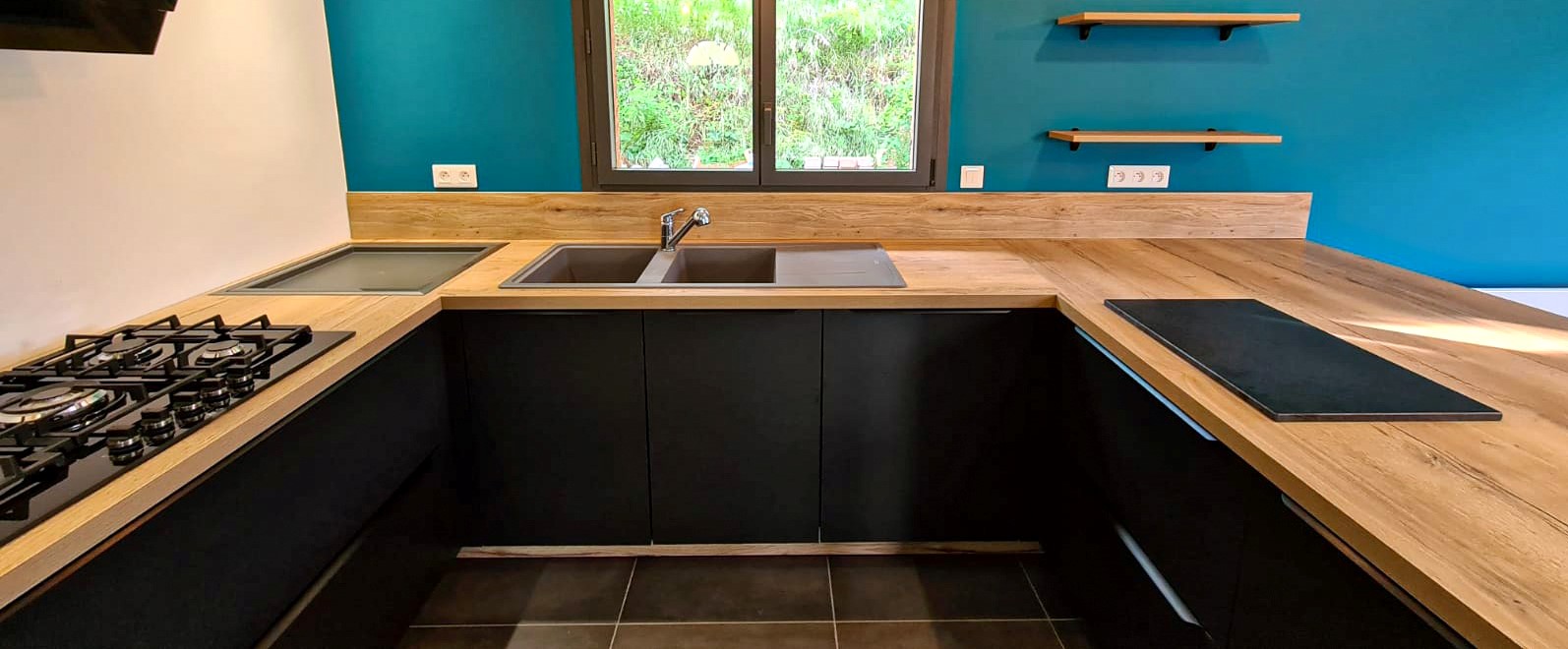 Cuisine en u noir et bois