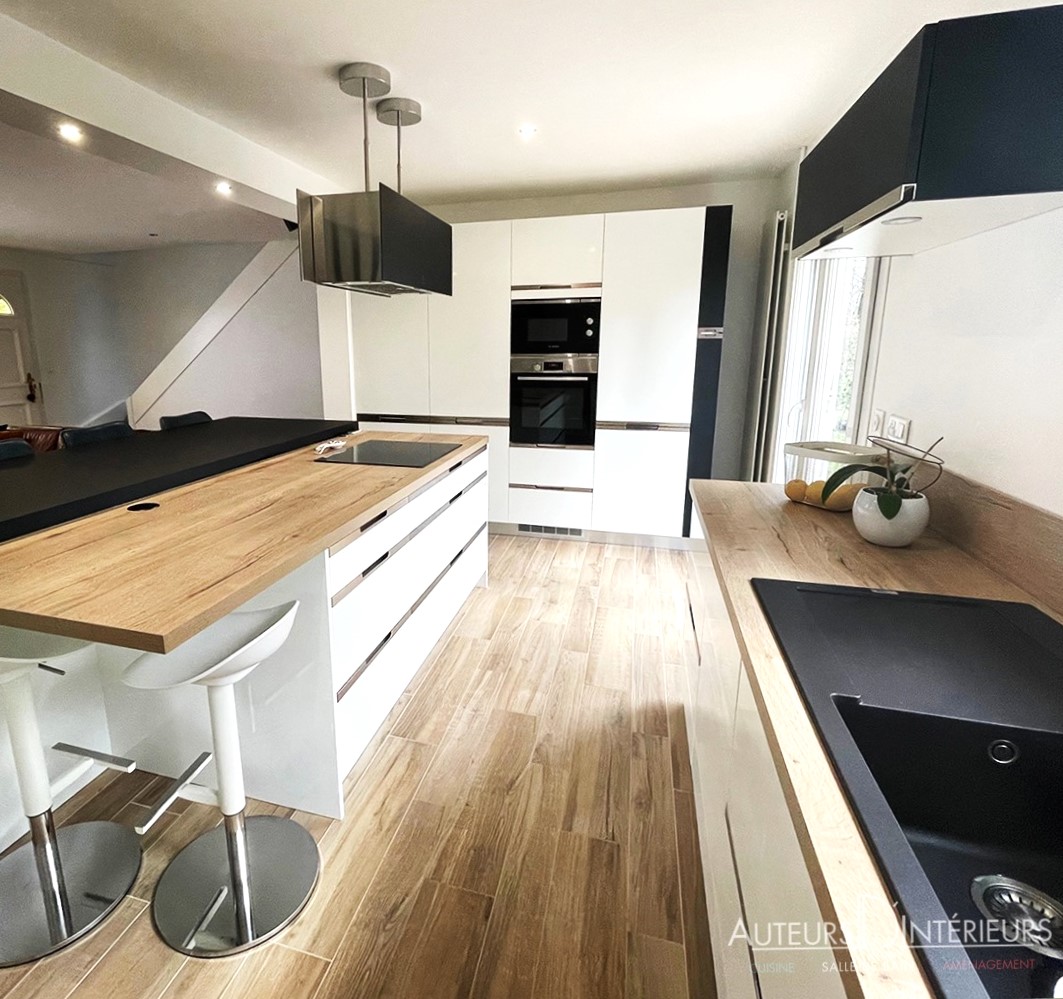 Cuisine blanche et bois