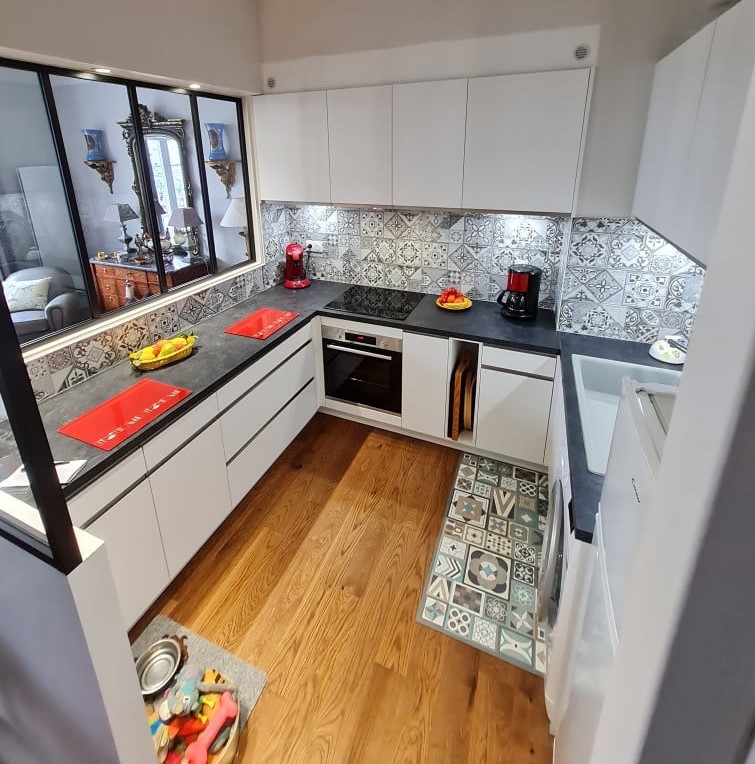 Petite cuisine en U avec verrière