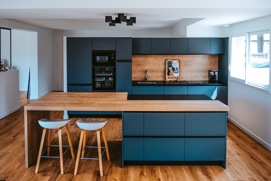 Cuisine bleue et bois 