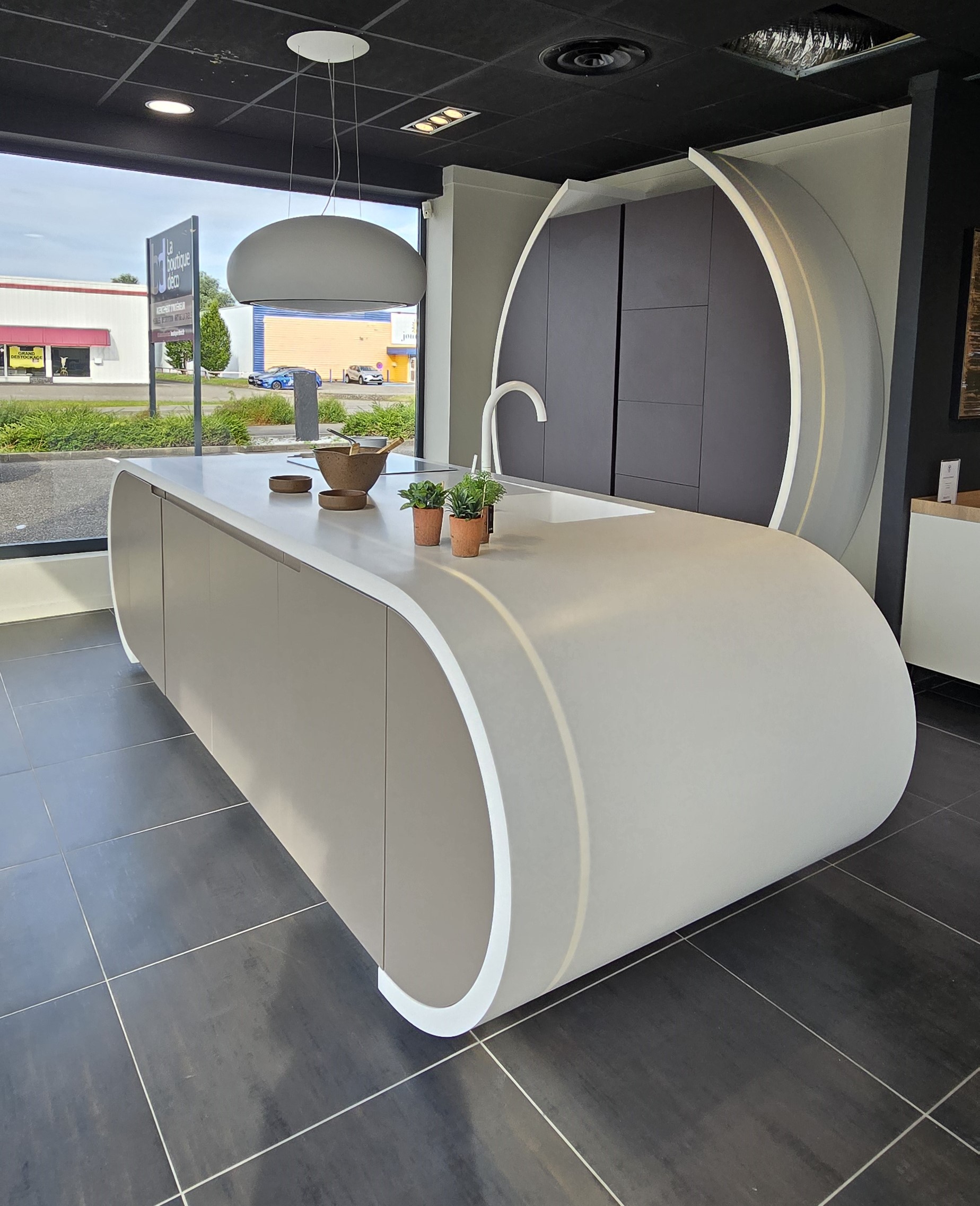 Cuisine grise arrondie