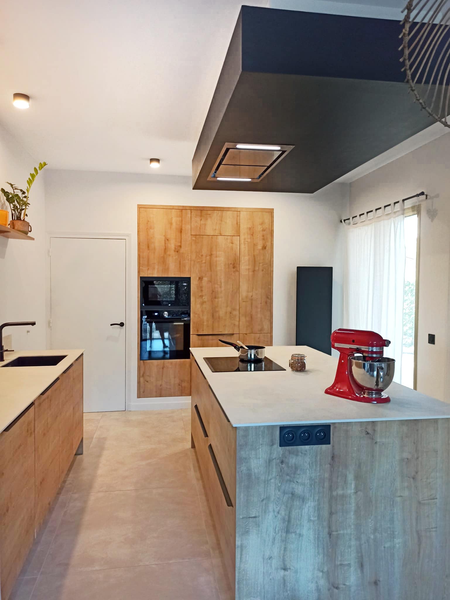 Cuisine bois clair et blanc