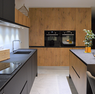 Cuisine sans poignée noire et bois