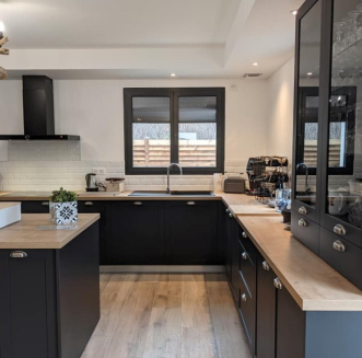 Cuisine noire et bois en L