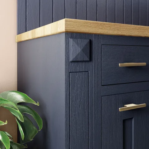 Ilot central avec pilastres en bois massif.