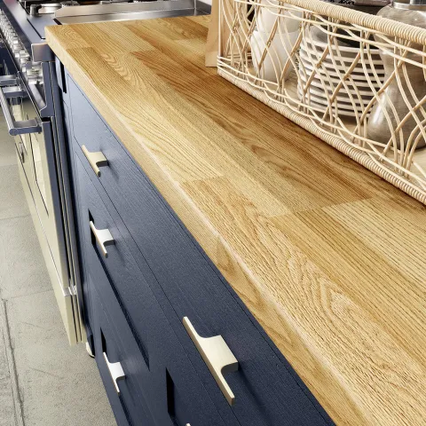 Cuisine en bois avec façades affleurantes