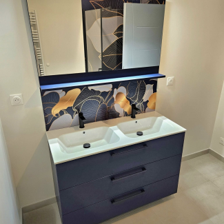 Salle de bain bleu blanche