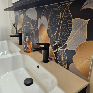 Salle de bain bleu blanche