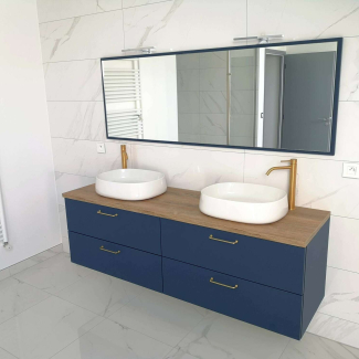 Salle de bain bleu et bois