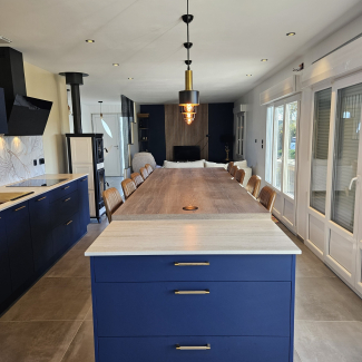 Ilot central bleu et bois