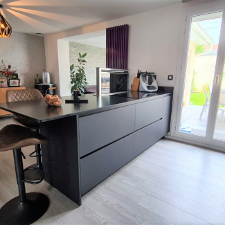 Cuisine noire mat sans poignée