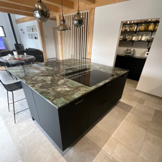 Ilot central noir et marbre