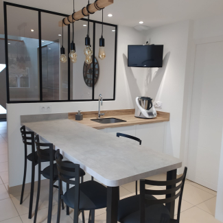 Cuisine blanche et bois avec verrière