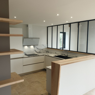 Cuisine blanche et marbre