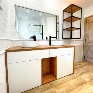 Salle de bain blanche et bois