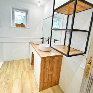 Salle de bain blanche et bois