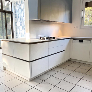 Cuisine blanche sans poignées