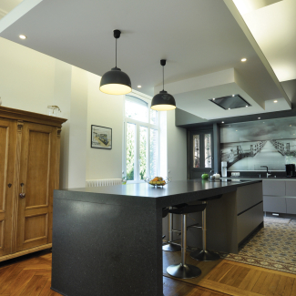 Exemple de cuisine sans poignée réalisée par le cuisinste Barbry situé à Fleurbaix (62)