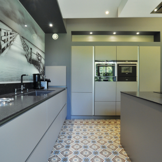 Cuisine sans poingée et grise réalisée par le cuisiniste Barbry situé à Fleurbaix dans le Pas-de-Calais