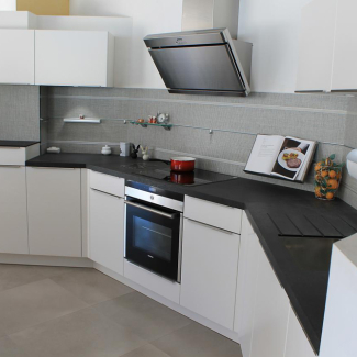 Conception de cuisines modernes dans les Alpes Maritimes par le revendeur Charles Réma Créa Cuisine