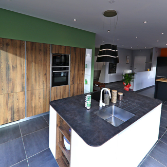 Cuisine Charles Réma avec un îlot central dans le showroom de L'Atelier du concepteur