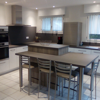 Salle de bain blanche et bois réalisée par CB Electro 43