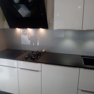 Cuisine blanche avec une crédence en verre laqué