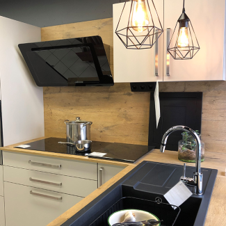 Plan de travail noir et bois