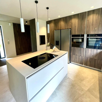 Cuisine bois avec ilot blanc