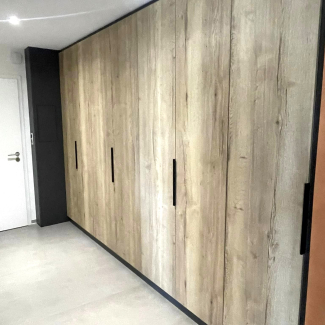 Mur armoires bois