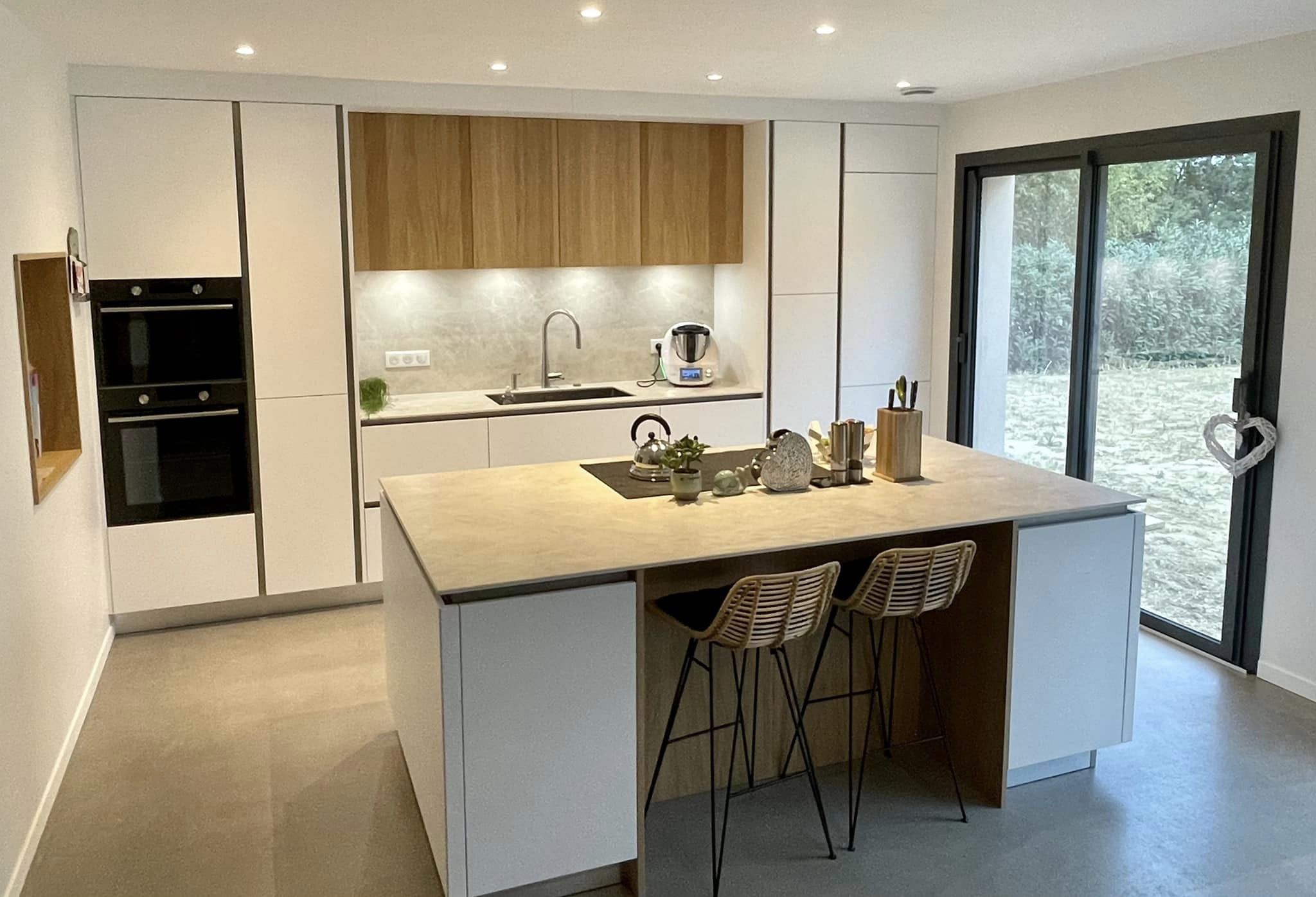 Cuisine blanche et bois