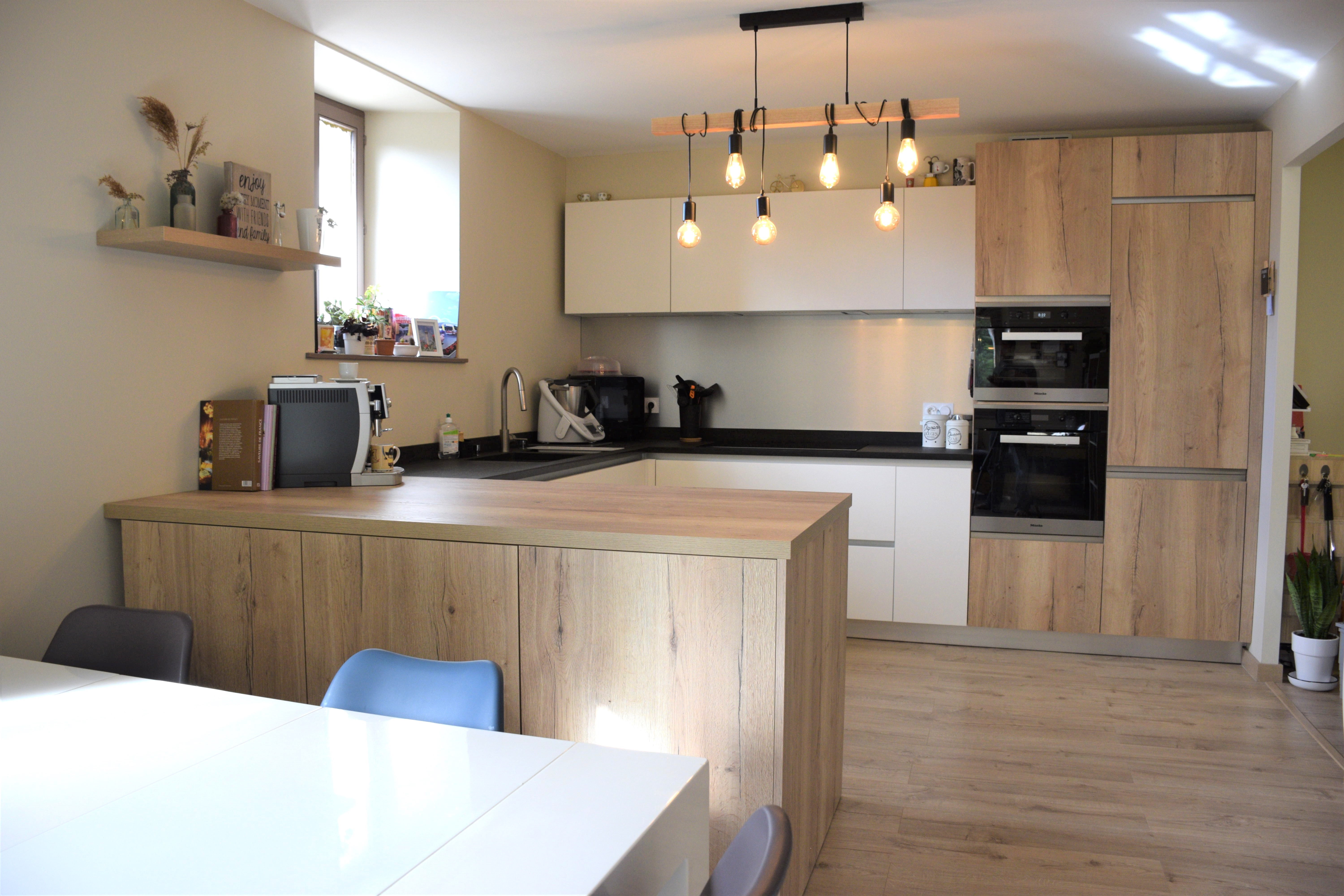 Cuisine blanche et bois en u