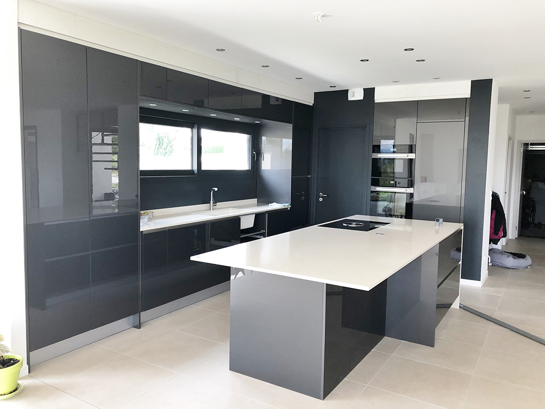 Cuisine grise laquée